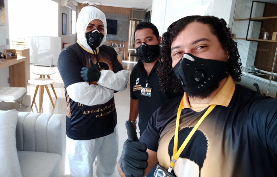 Equipe Mestre do Conforto durante atendimento de higienização de estofados